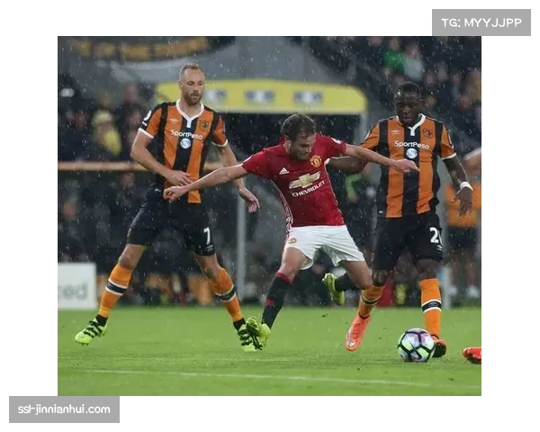 特写:弗罗西诺内门将扑点后,看台上小球迷激动落泪的画面 特写:弗罗西诺内门将扑点后,看台上小球迷激动落泪的画面